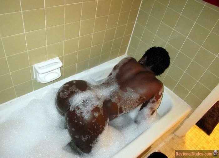 ebony-woman-naked-foamy-ass-from-haiti